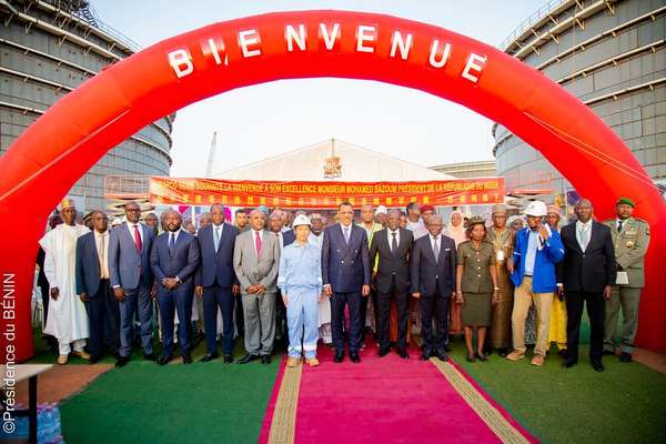 Le Ministre de l'Eau et des Mines, Ministre des Hydrocarbures a accueilli ce lundi 13 mars 2023, Son Excellence Monsieur Mohamed BAZOUM, Président de République du Niger, sur le quai d'amarrage de la Station terminale du Pipeline Export Niger Bénin à Sèmè